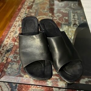 Cobbie Cuddlers black Leather Sandals Size 8W, Comfortable Cut, offers welcome